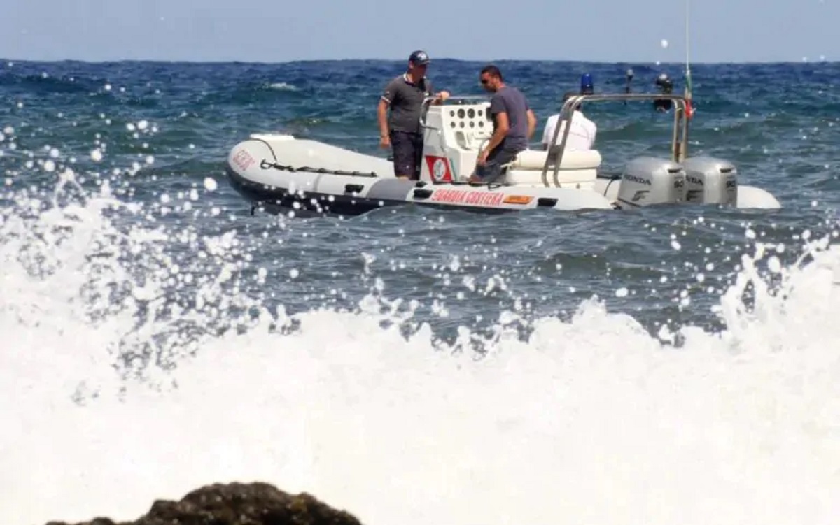 Peschereccio affondato ad Anzio, sommozzatori al lavoro per ritrovare disperso