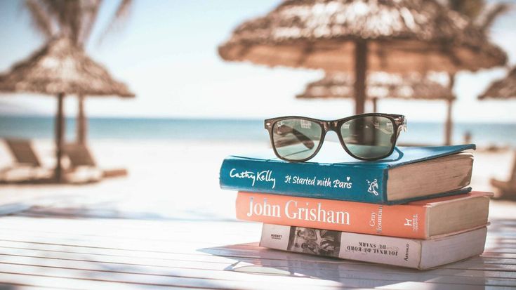 Letture sotto l’ombrellone: i consigli per l’estate