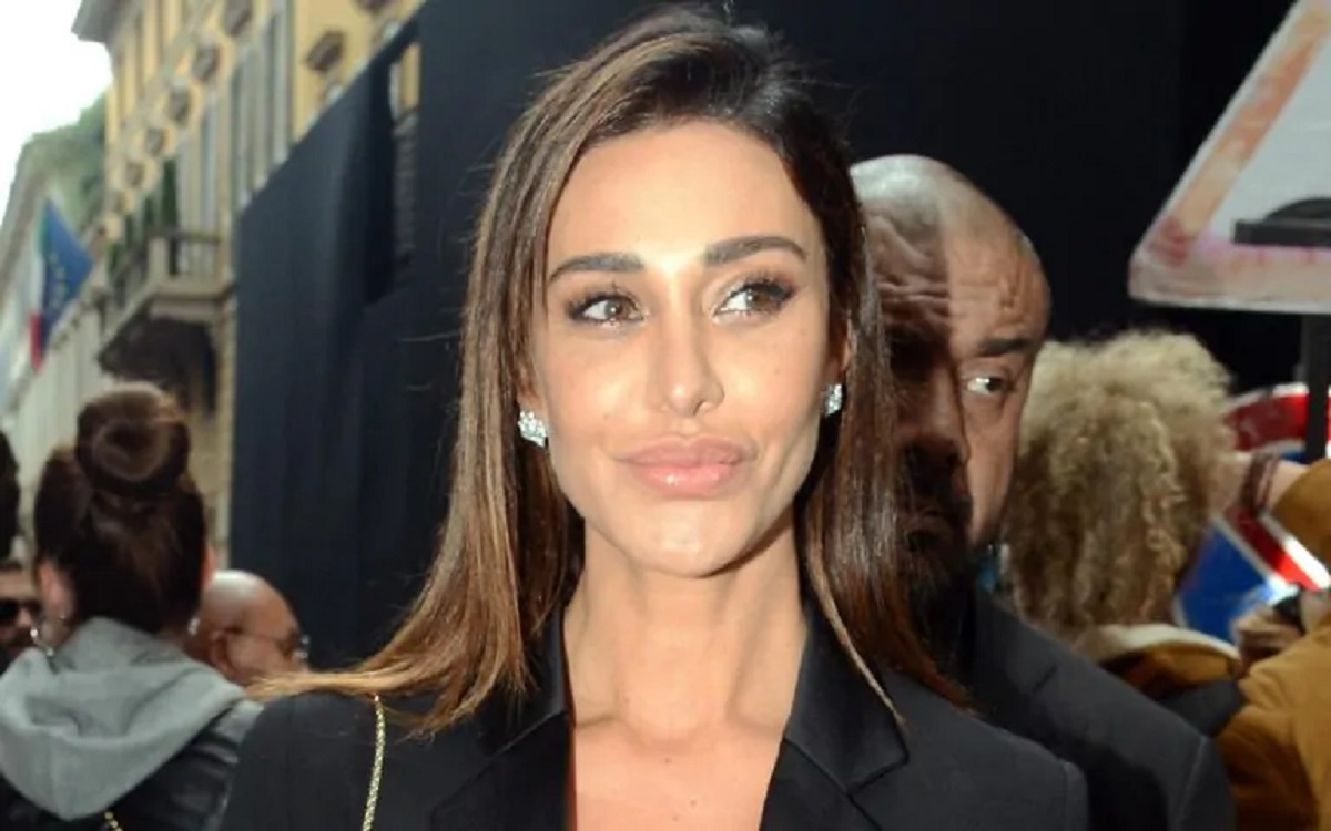 Belen sorprende i fan con una maschera intima: lo scatto scatena i commenti social