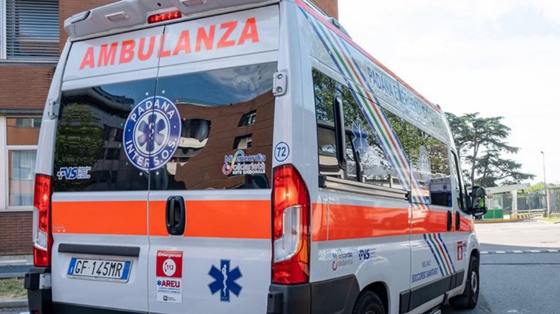 Bimbo di 7 anni cade nella piscina di un parco acquatico e rischia di annegare: è in condizioni gravissime