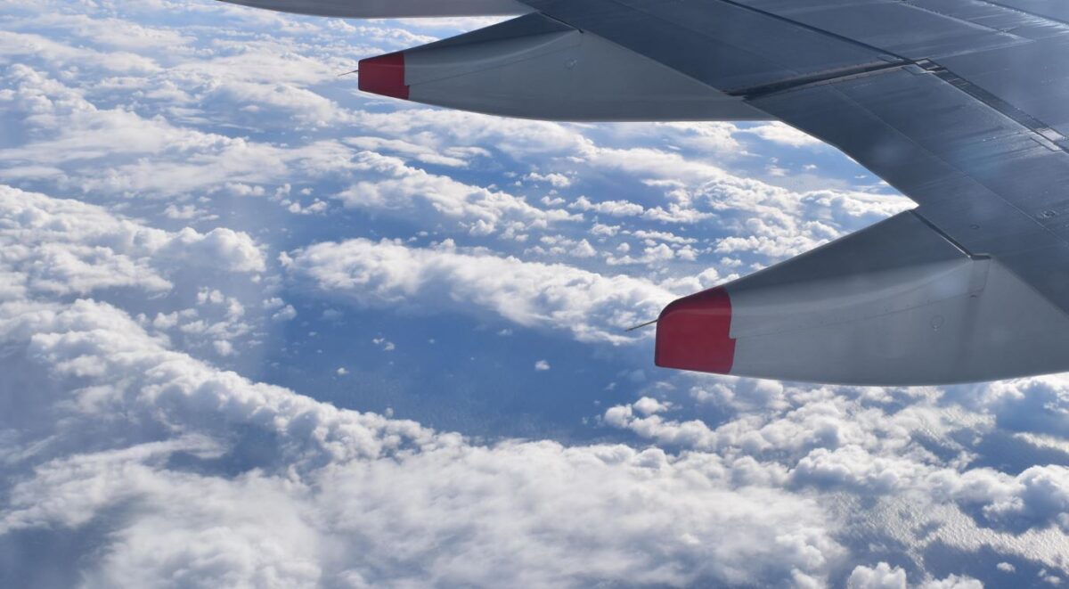 Aereo invaso dal fumo, emergenza a Denver: passeggeri in fuga dagli scivoli