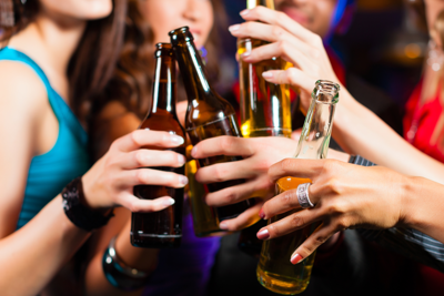 Alcol, esperto: "Allarme binge drinking tra minori, a rischio fegato e cervello"