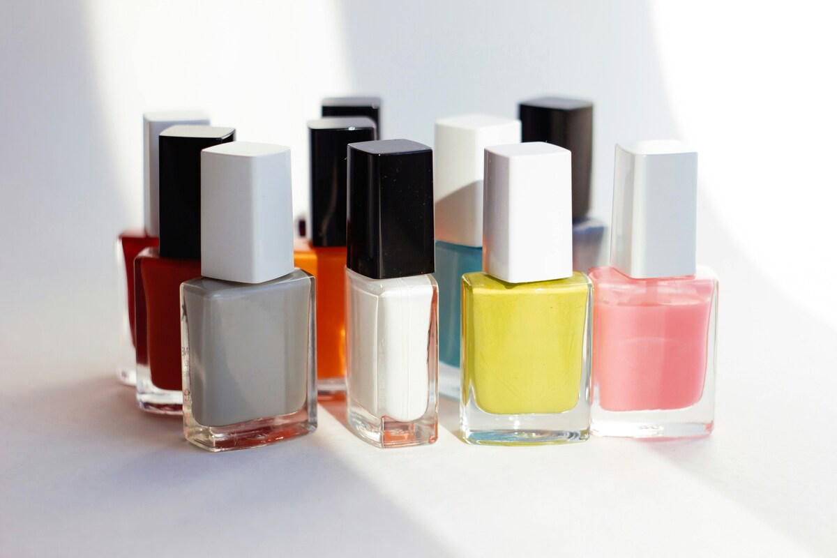 Addio manicure gel e semipermanente, scatta il divieto dal 1° settembre: ecco come riconoscere gli smalti sicuri