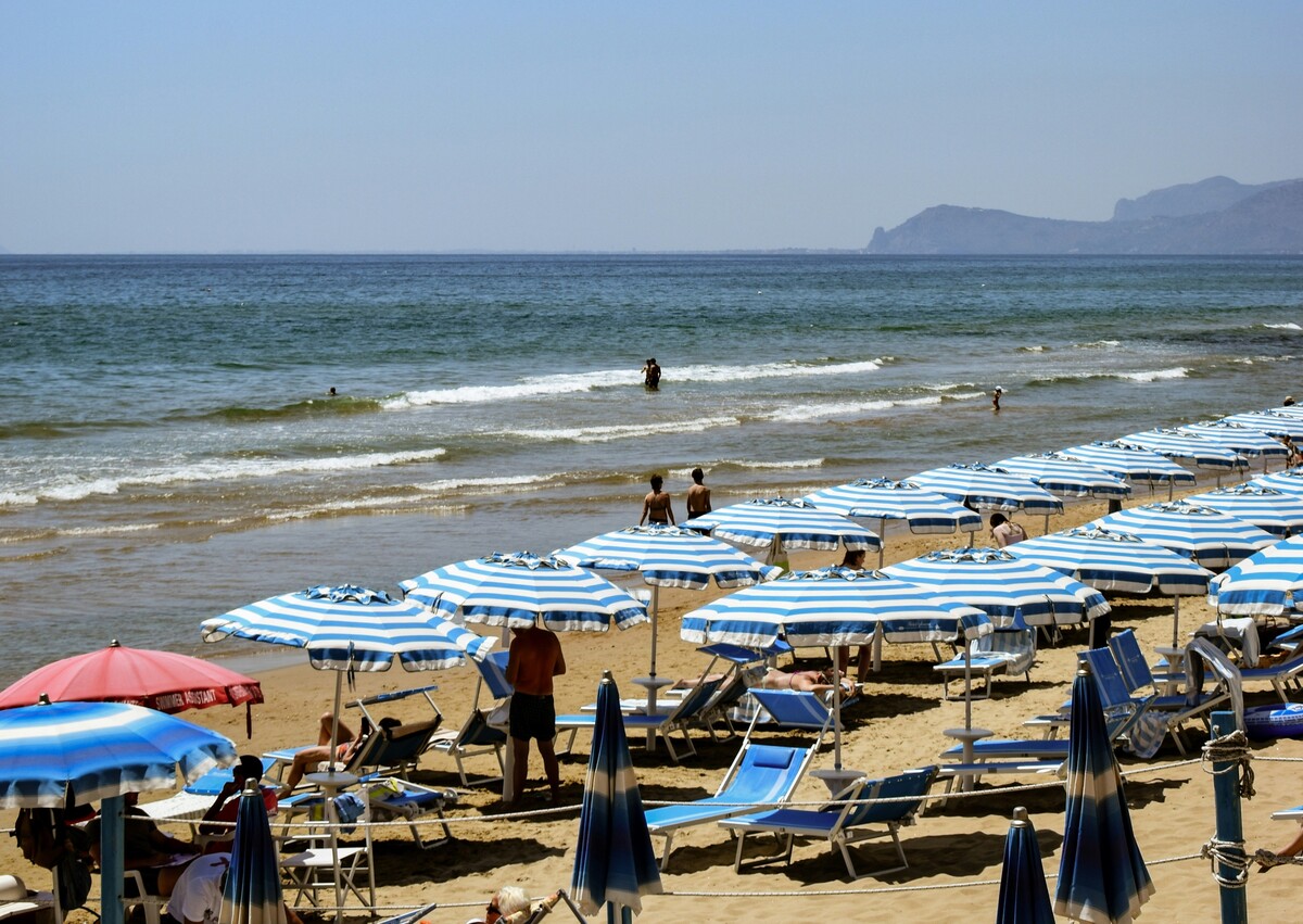 Paura a Sperlonga, tromba d'aria in spiaggia e nei vicoli: turisti in fuga