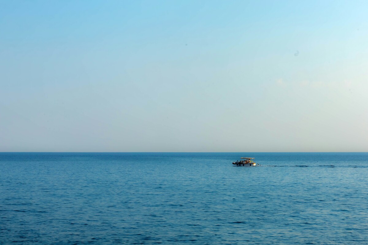 Santo Stefano al Mare, l'acqua si tinge di fucsia: scoperto il motivo choc