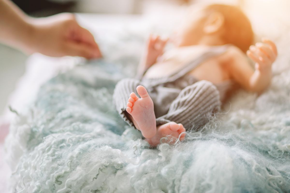 Il caso che scuote la Groenlandia: neonata tolta alla madre dopo un test di “competenza genitoriale”