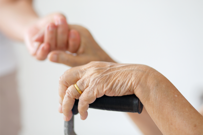 In Italia 7 mln di caregiver familiari, molti rischiano sindrome da burnout