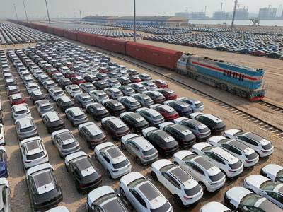 Mobilit&agrave;, l'auto resta 'regina' degli spostamenti degli italiani ma crescono alternative