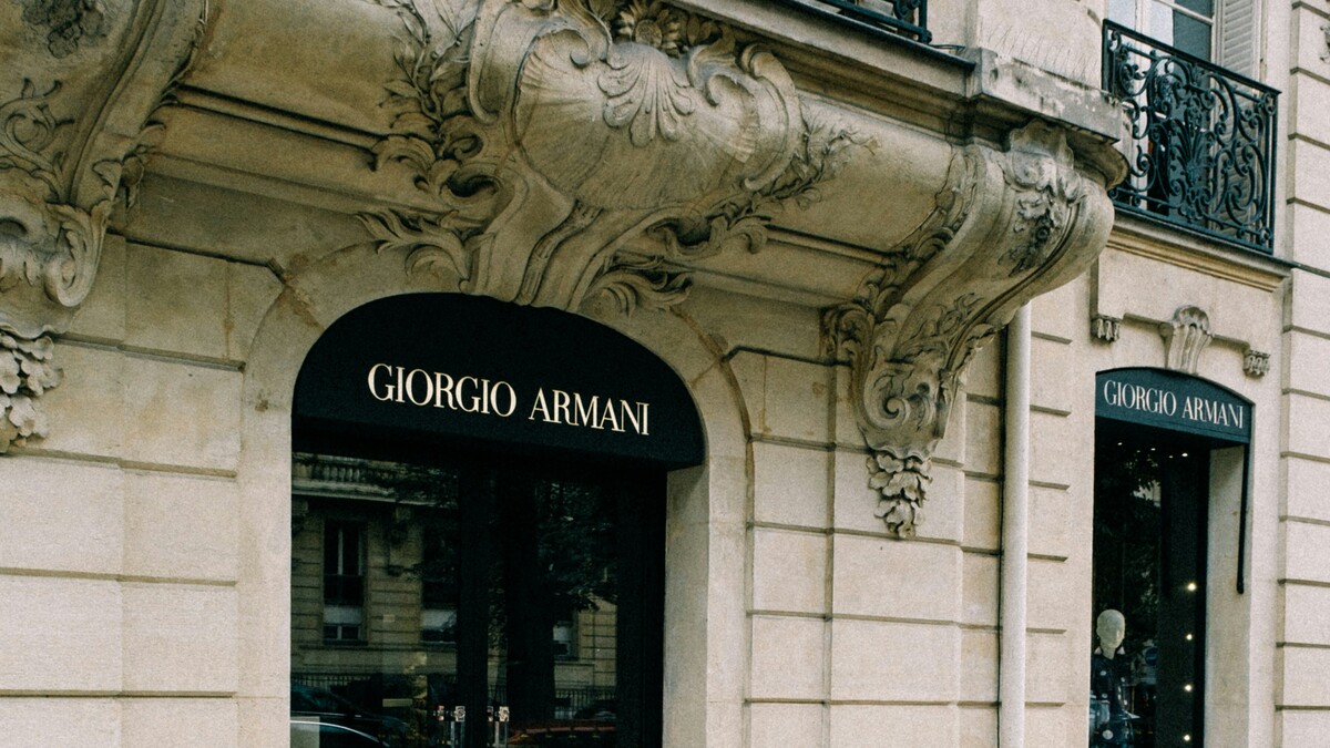 Eleganza, semplicità e innovazione: l'impatto di Giorgio Armani sulla moda