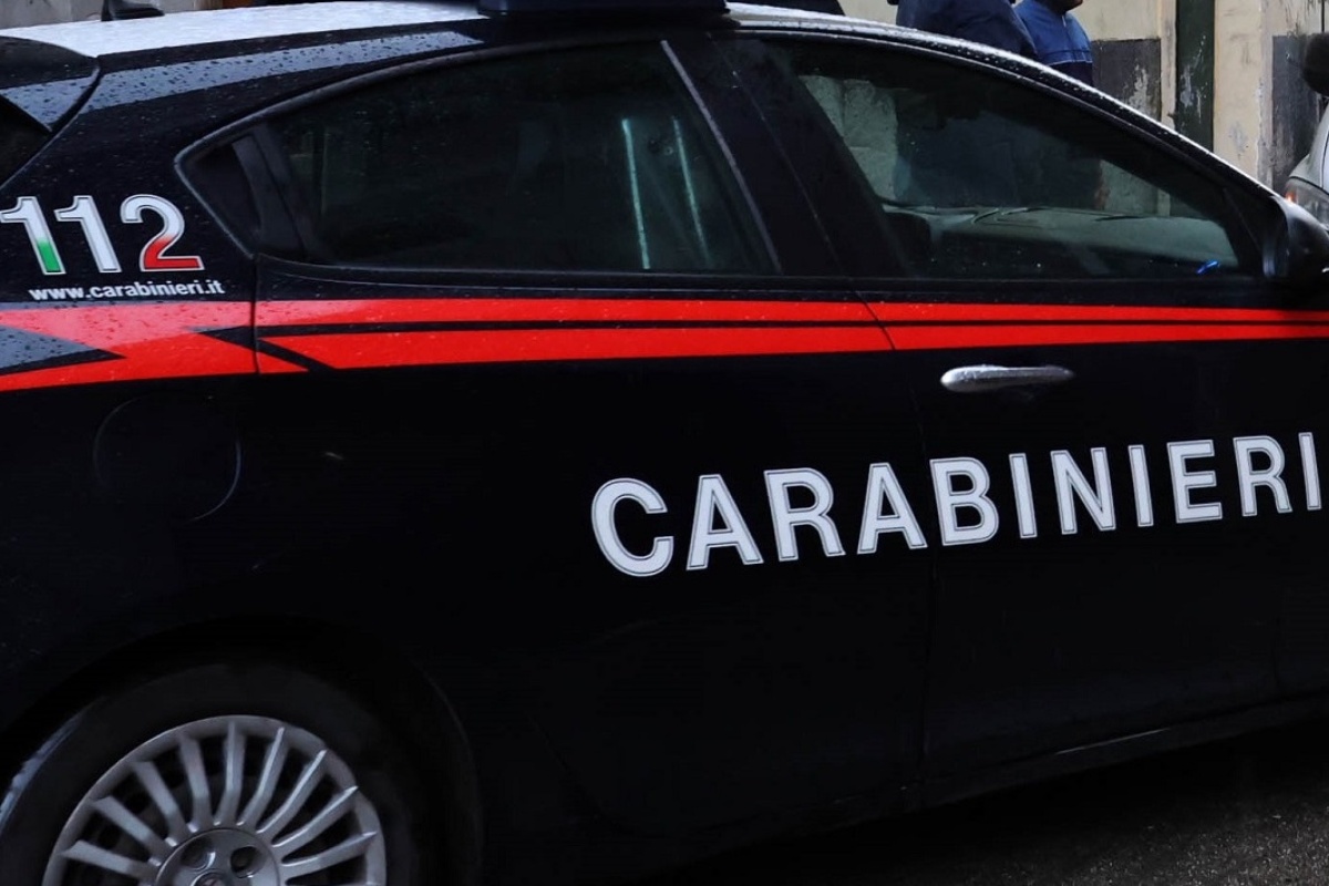 Treviso, trova i ladri in casa e li lancia giù dal balcone