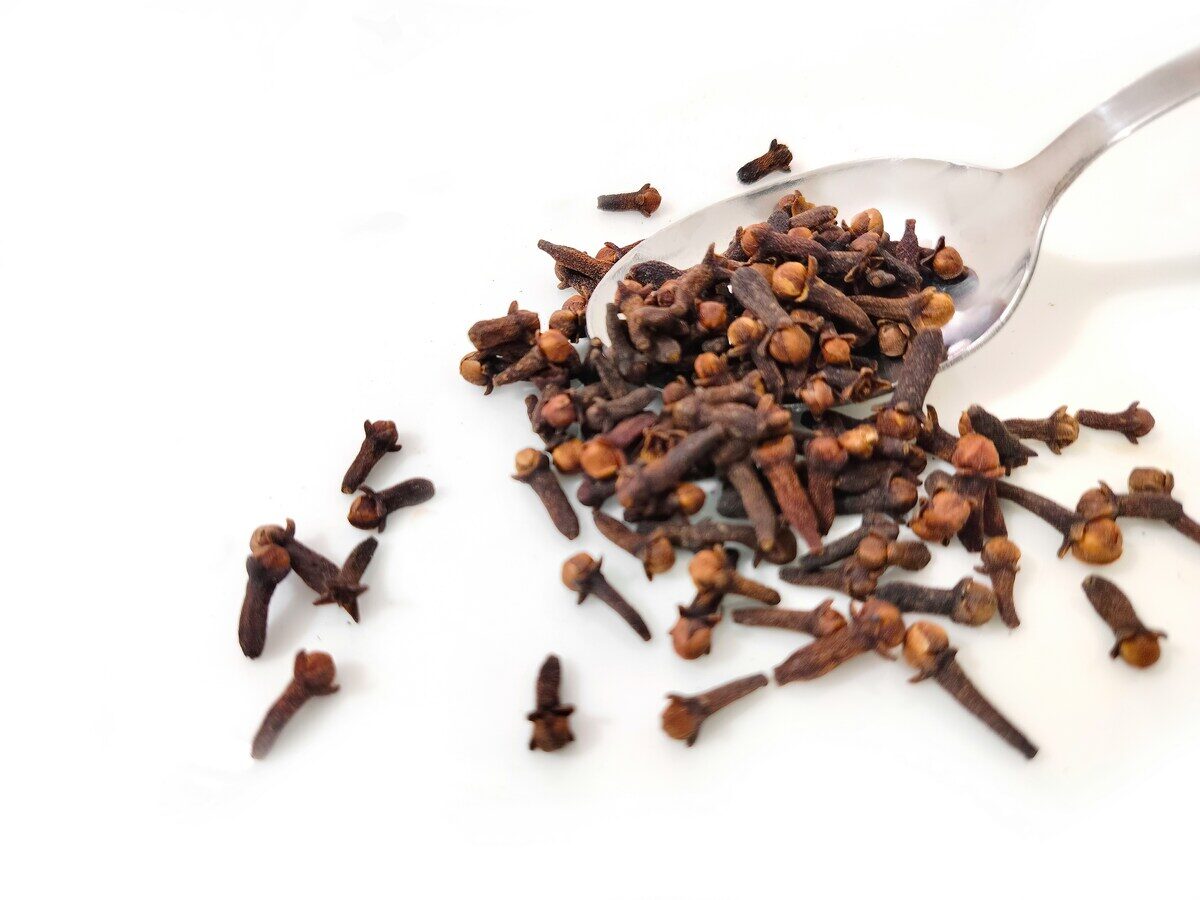 Allerta alimentare, pesticidi oltre i limiti di legge: richiamati chiodi di garofano in diversi supermercati