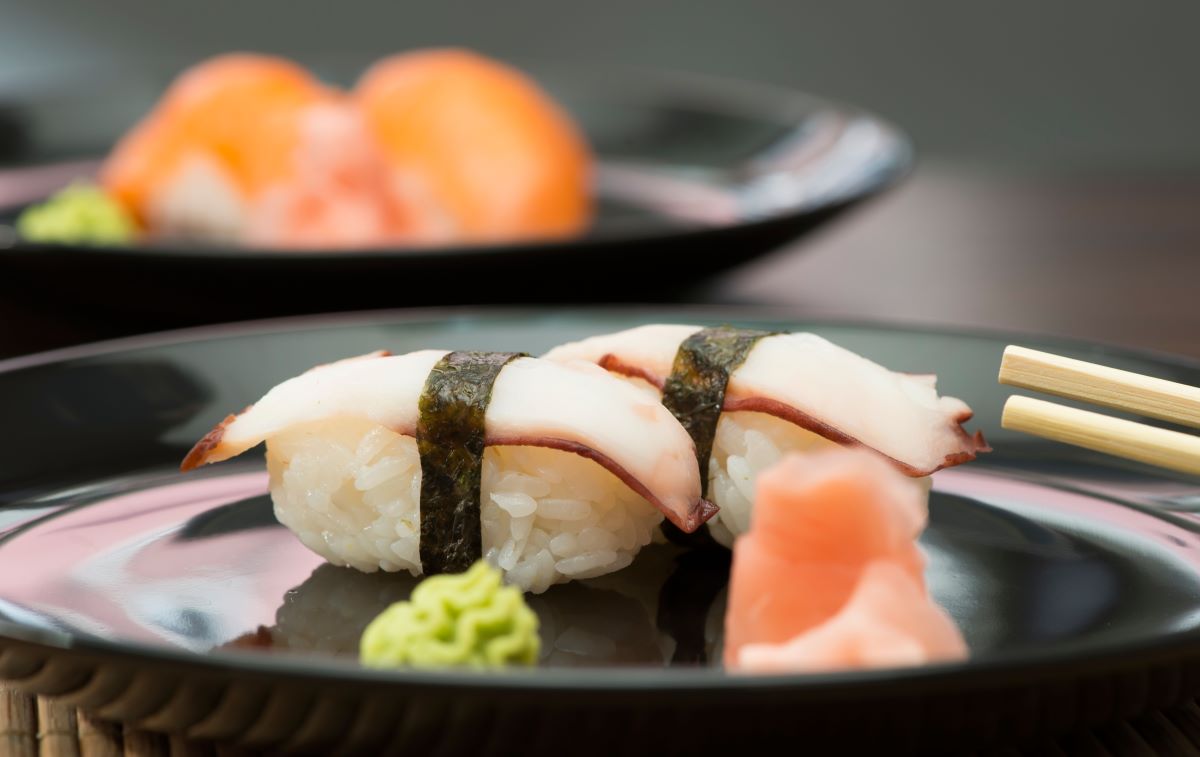 Perugia, cena di sushi interrotta da un ospite indesiderato: un verme nel piatto diventa virale