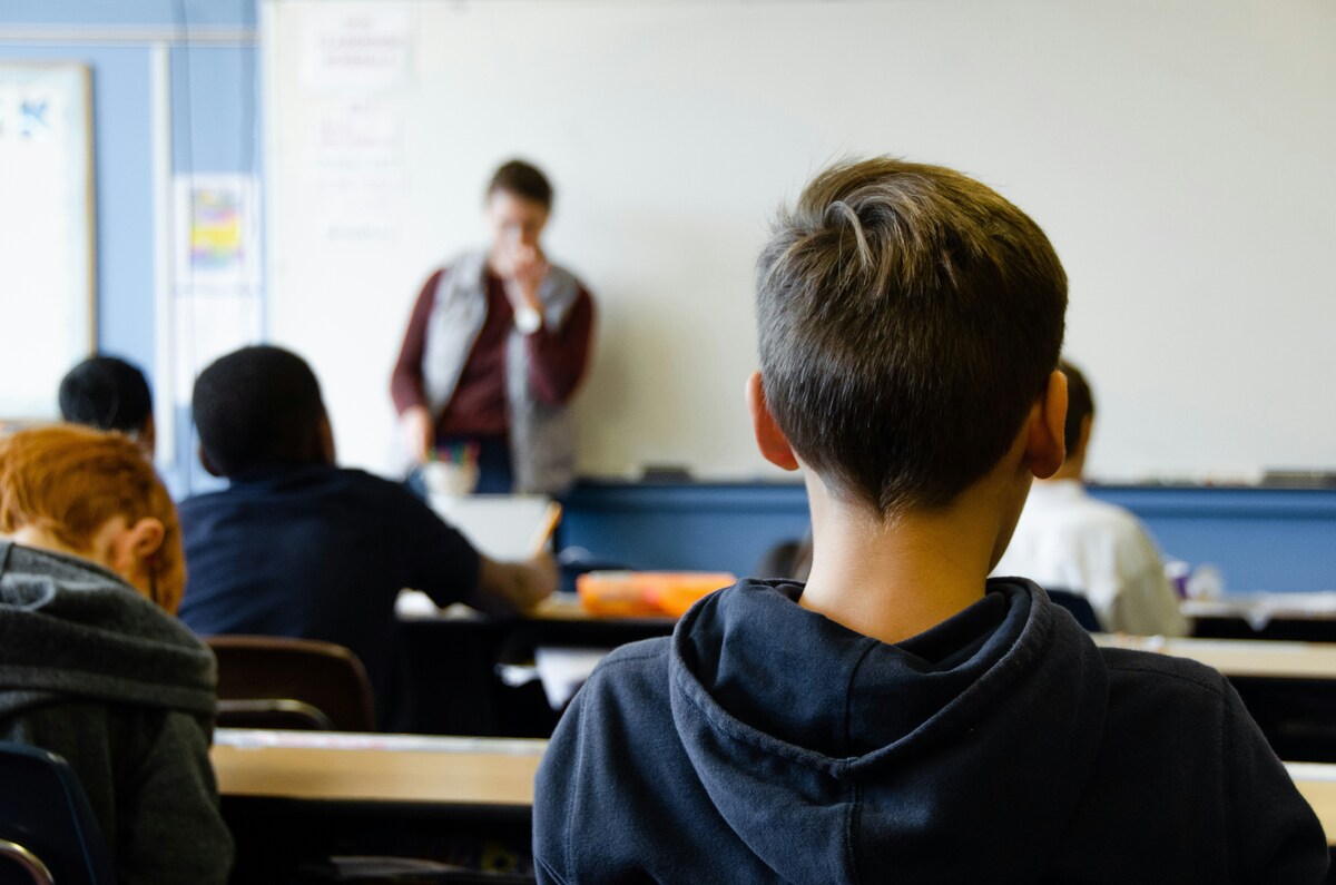 Pedofilia, l'allarme del Telefono Azzurro: "Non postate sui social le foto dei vostri bambini del primo giorno di scuola"