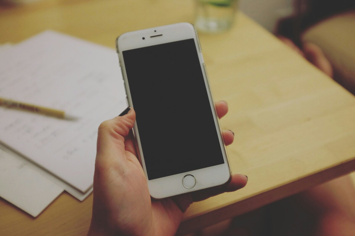 Scuola, stop allo smartphone in classe: lo studente rischia la sospensione