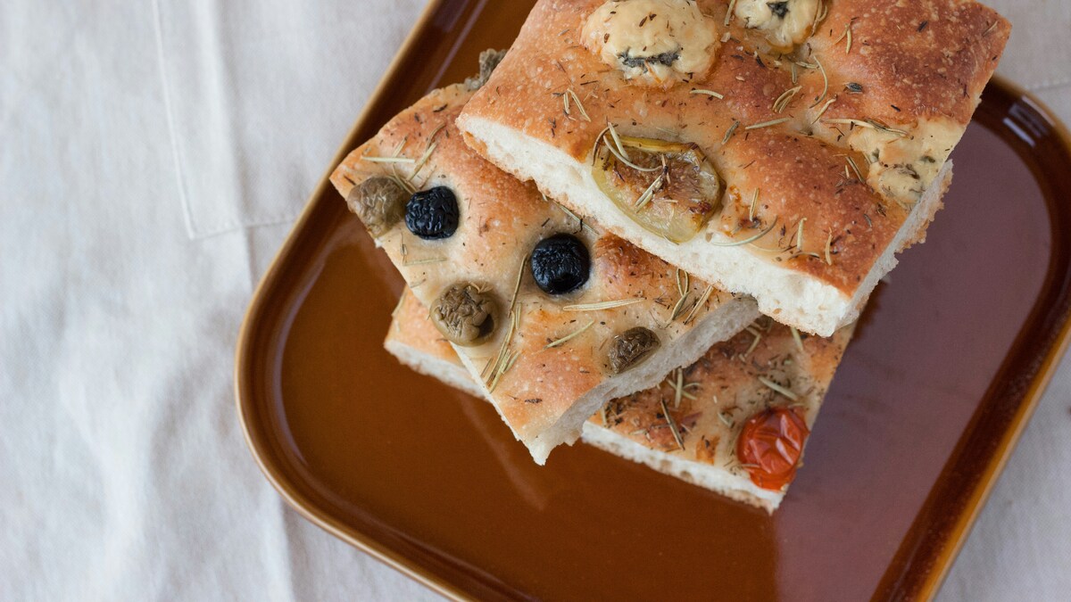 Milano, un panificio fa pagare 20 centesimi in più per tagliare la focaccia: è bufera