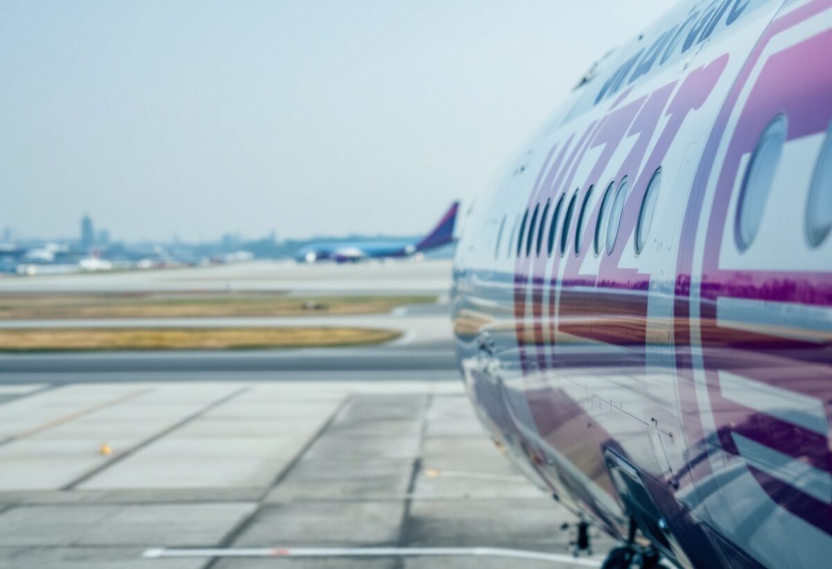 Fumo sospetto in stiva: atterraggio di emergenza per aereo WizzAir