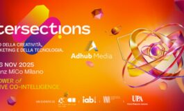 Team AdHub Media allo Stand 8 a Intersection 2025, presentazione soluzioni editoriali e pubblicitarie.