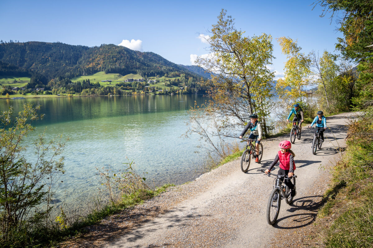Un viaggio tra laghi scintillanti, colline dorate e panorami alpini