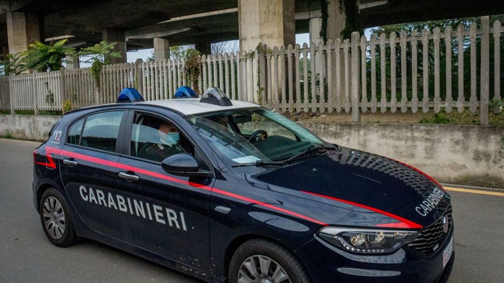 Incendia casa dell'ex moglie e aggredisce il presunto amante: storia di ludopatia e tossicodipendenza