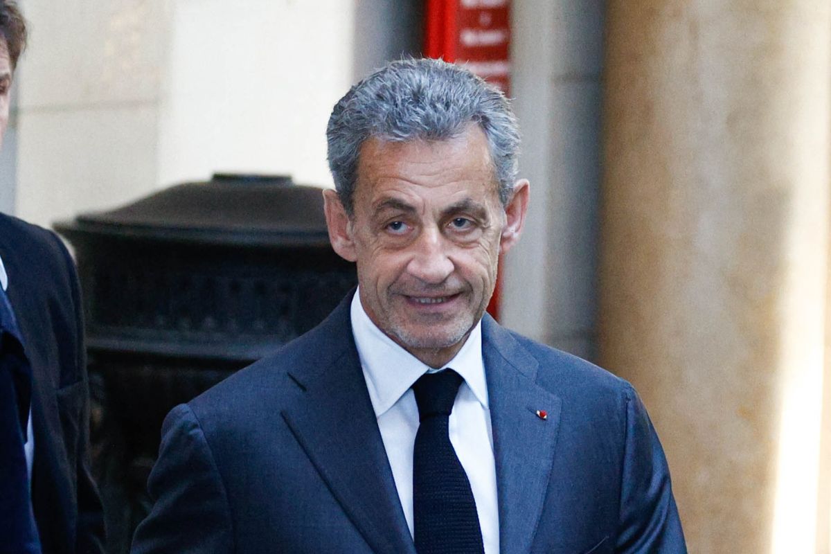 Francia, Nicolas Sarkozy entra in carcere: Carla Bruni e i sostenitori al suo fianco