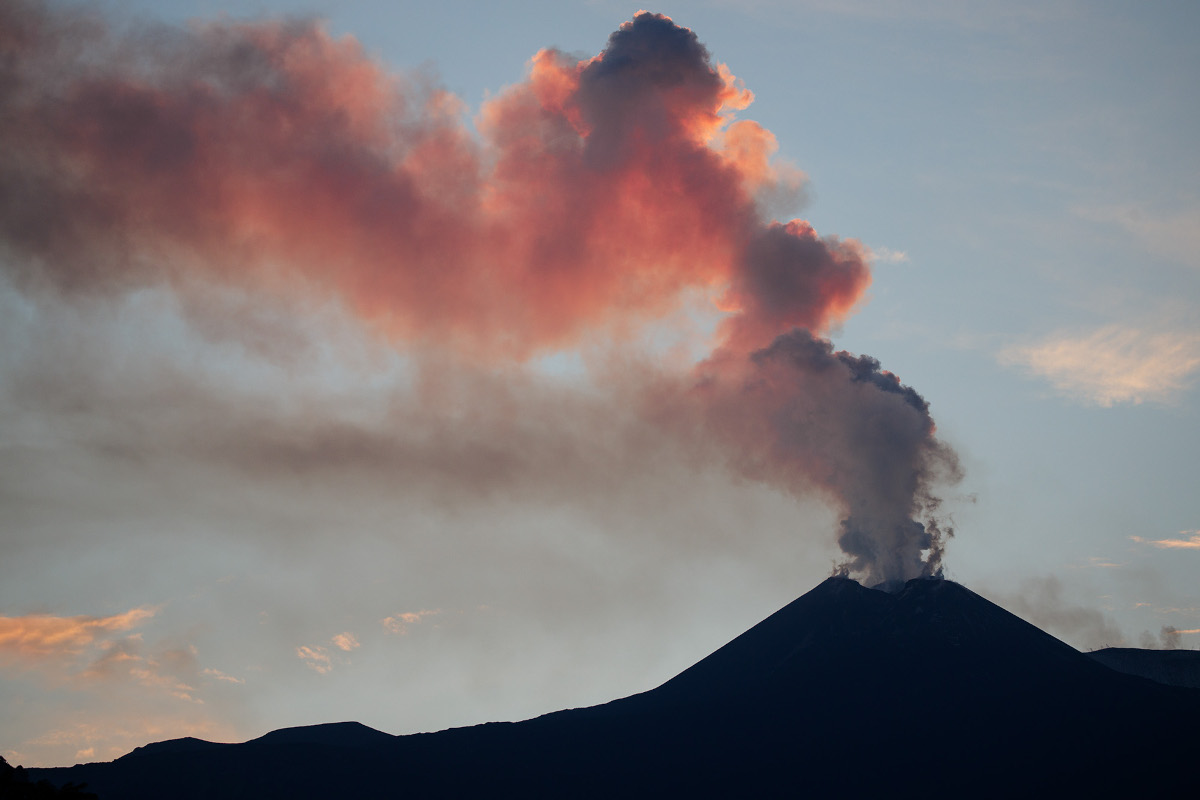 Turista precipita in un dirupo sull’Etna: vigile del fuoco rimane ferito durante il salvataggio