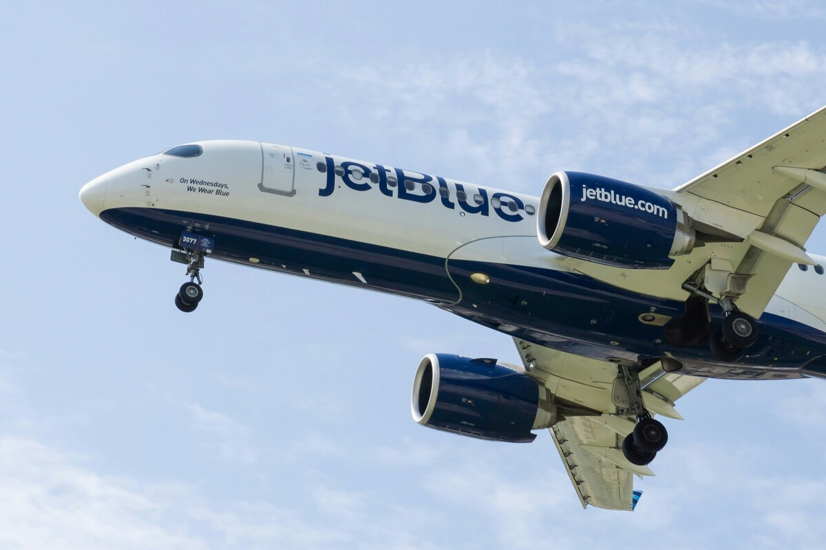 Paura in Usa, un volo JetBlue ha perso quota: atterraggio di emergenza e almeno 15 feriti