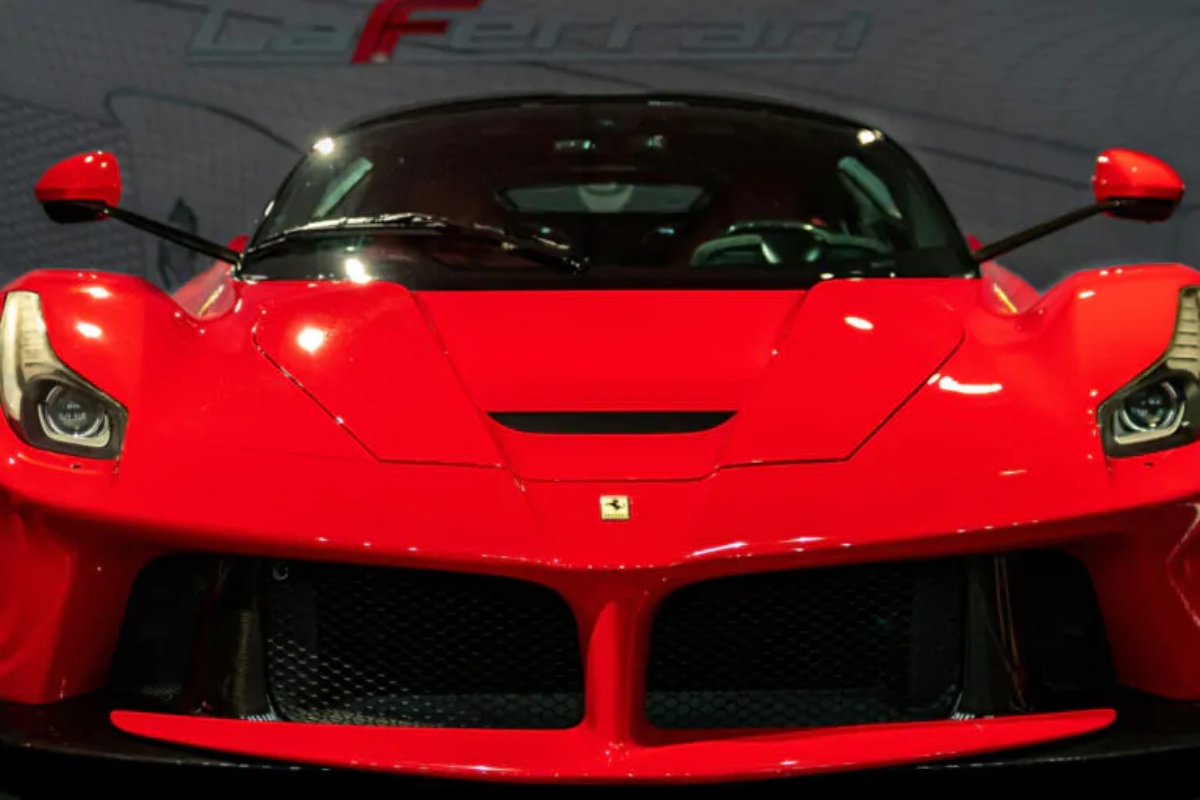 Ferrari annuncia la prima auto elettrica, ma le azioni crollano in borsa
