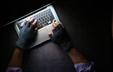 cyberattacco inghilterra dati clienti renault