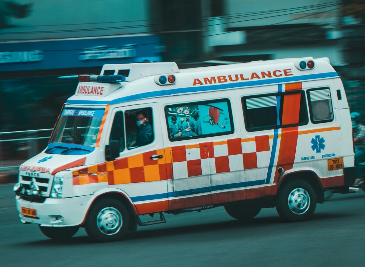Dramma in Cina, un'auto elettrica prende fuoco dopo un incidente: morto carbonizzato un 31enne