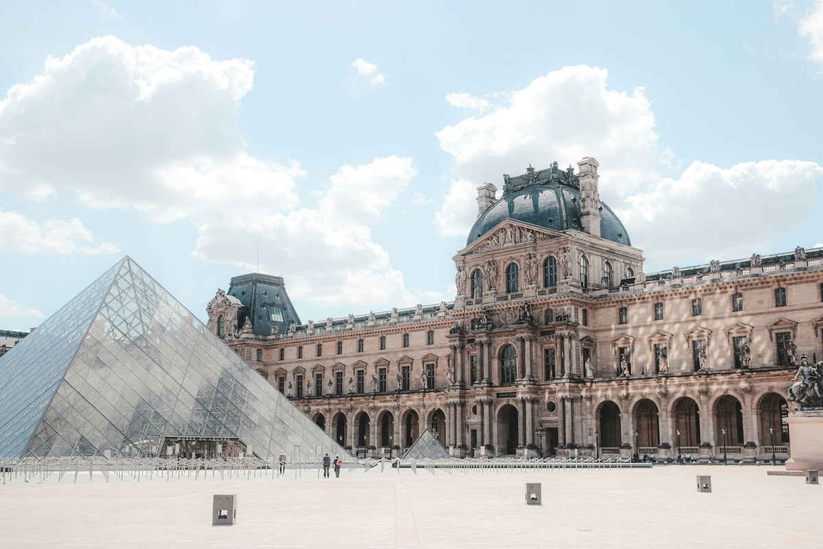 Furto al Louvre, il museo di Parigi rimane chiuso anche oggi: chieste le dimissioni del capo della sicurezza
