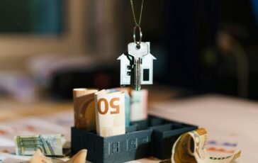 Mutui e prestiti, italiani più indebitati ma con pagamenti più sostenibili