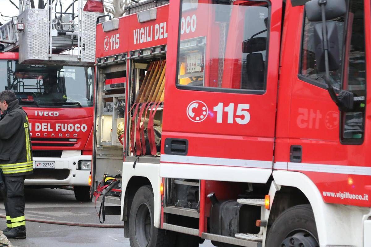 Milano, tram prende fuoco con passeggeri a bordo: nessun ferito