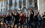 attacco alla redazione de la stampa a torino durante le proteste 1764399047