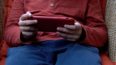 Bambini troppo digitali, l'allarme dei pediatri: quali sono i rischi per corpo e mente