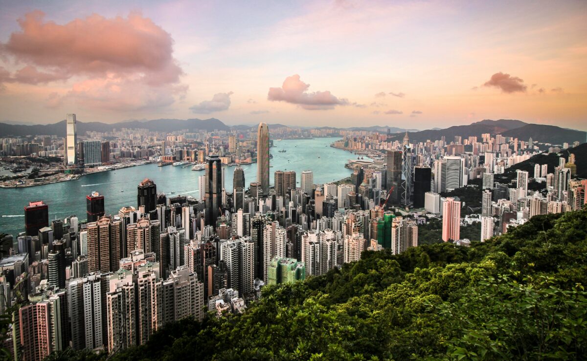 Maxi incendio a Hong Kong: 12 morti e 16 feriti (alcuni molto gravi)