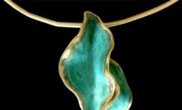 Gioielli tra forma, gesto e luce