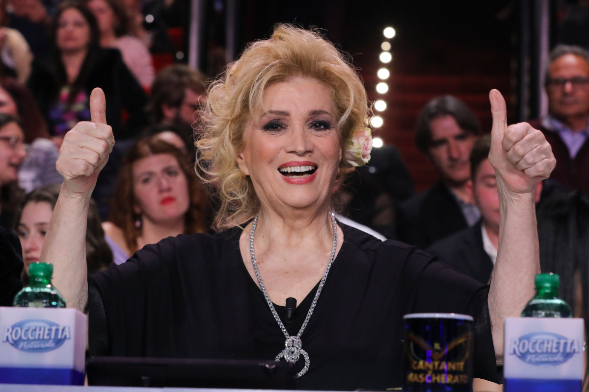 Iva Zanicchi cade in studio: paura a Belve, ma non è la prima volta
