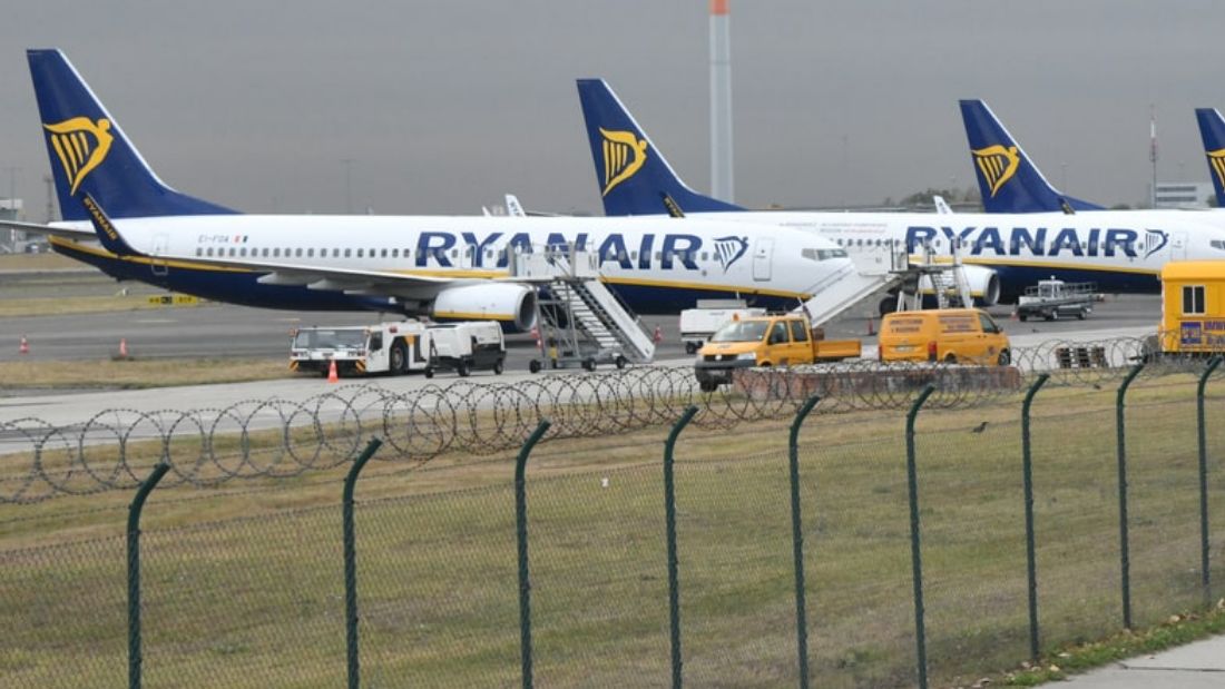 Voli low cost, novità per i passeggeri Ryanair: le nuove regole dal 12 novembre