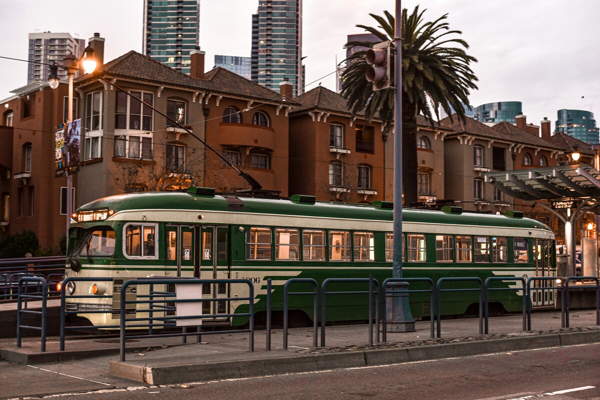 Paura negli Usa, macchinista si addormenta alla guida del tram che sfrecciava a 80km/h