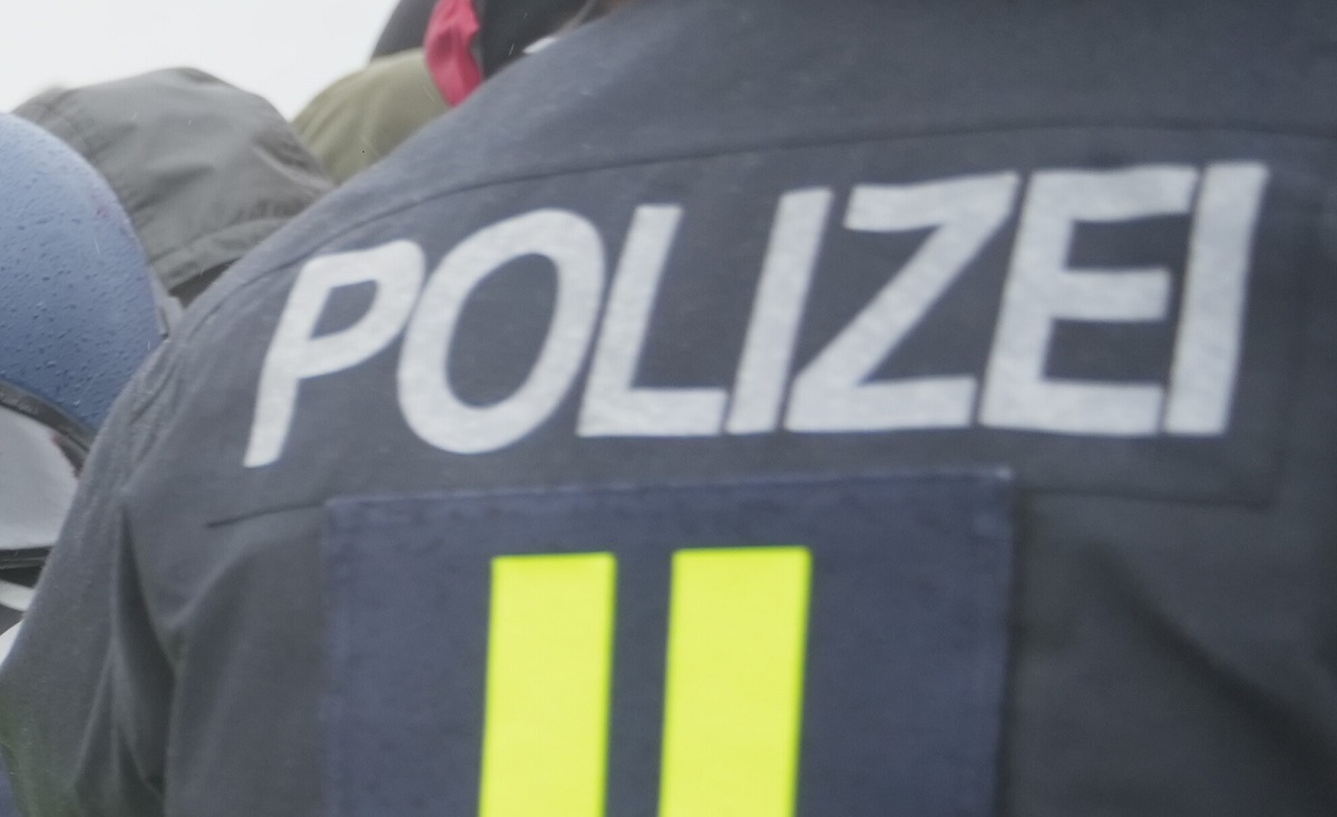 Germania, 12enne armata affronta la polizia: gli agenti aprono il fuoco, è grave