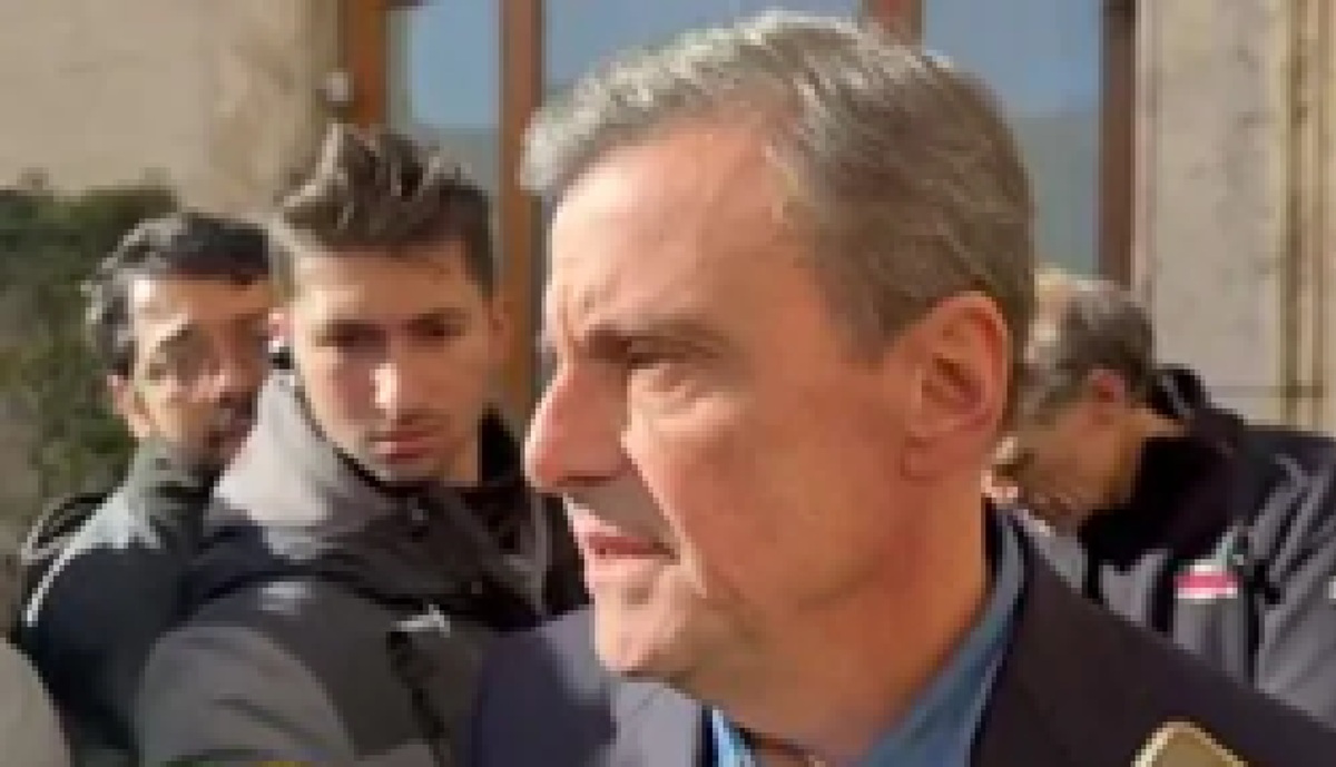Politico italiano denucia presenza di una donna Russa pro-Putin nell'esercito italiano