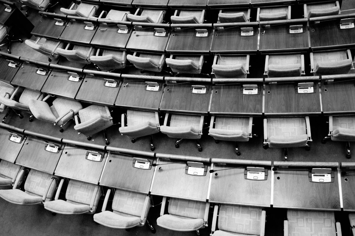 Populismo, deep state e democrazia: come difendere pluralità e istituzioni