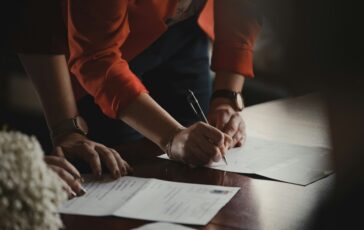 Procedimenti amministrativi bloccati senza motivazioni legali: il caso che scuote il cinema italiano