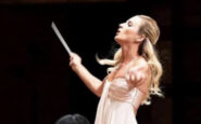 Quando una giovane direttrice d’orchestra scatena il dibattito