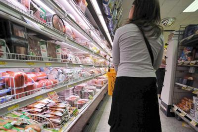 Alimentazione, nuovi anti obesità cambiano i consumi, giù spesa in ristoranti e supermarket