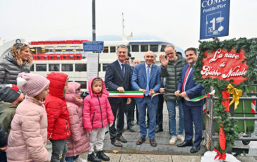 Un’esperienza incantata tra le acque e le luci festive