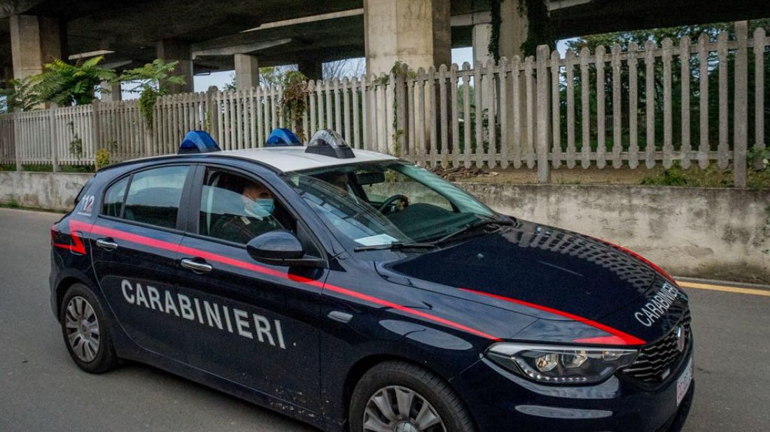 Si fingono carabinieri e rapinano la casa in un campo rom: rubati Rolex e Cartier, arrestati due poliziotti