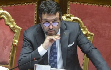 001-gesto-ragazzo-denuncia-sistema-politico-italiano