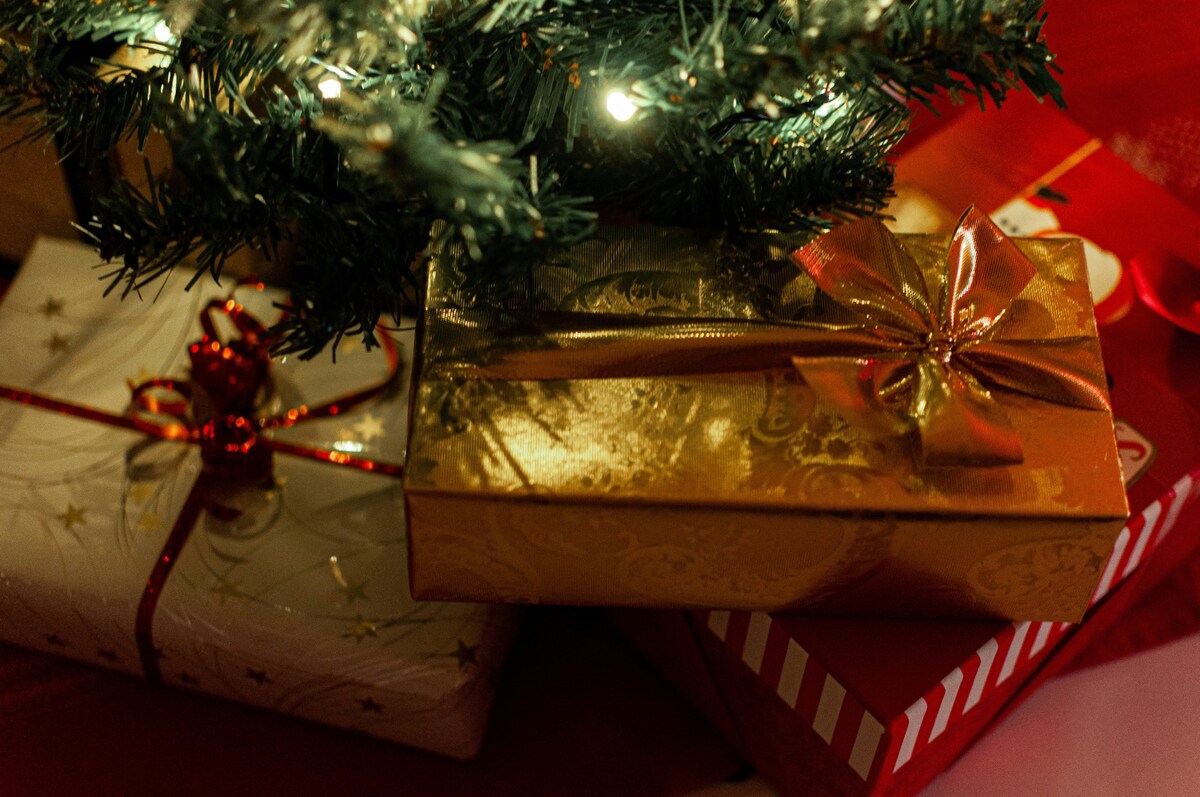 Natale 2025, è di 250 euro la spesa media degli italiani per i regali