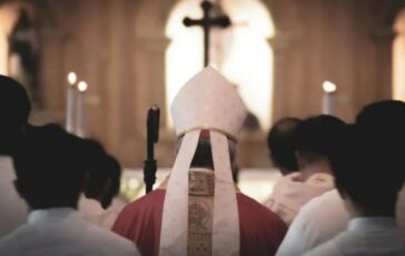 001-piazza-capoluogo-campano-colma-di-persone